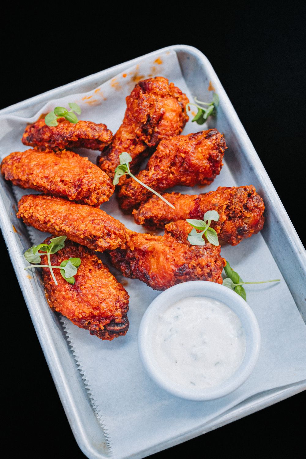 Alitas Botanica Wings con salsa ranch