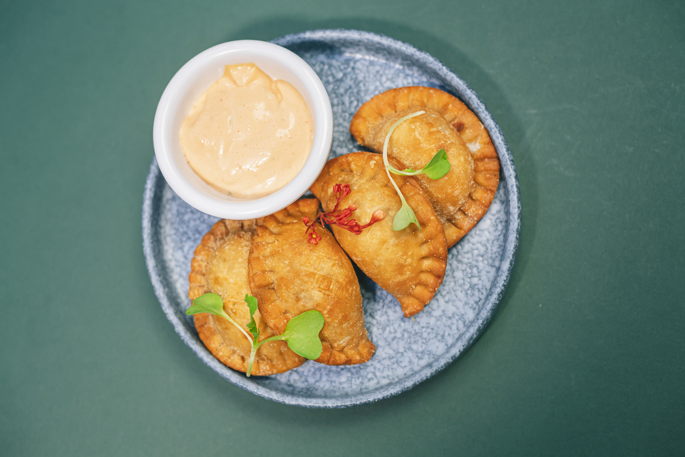 Panzerotti dorados con salsa para mojar