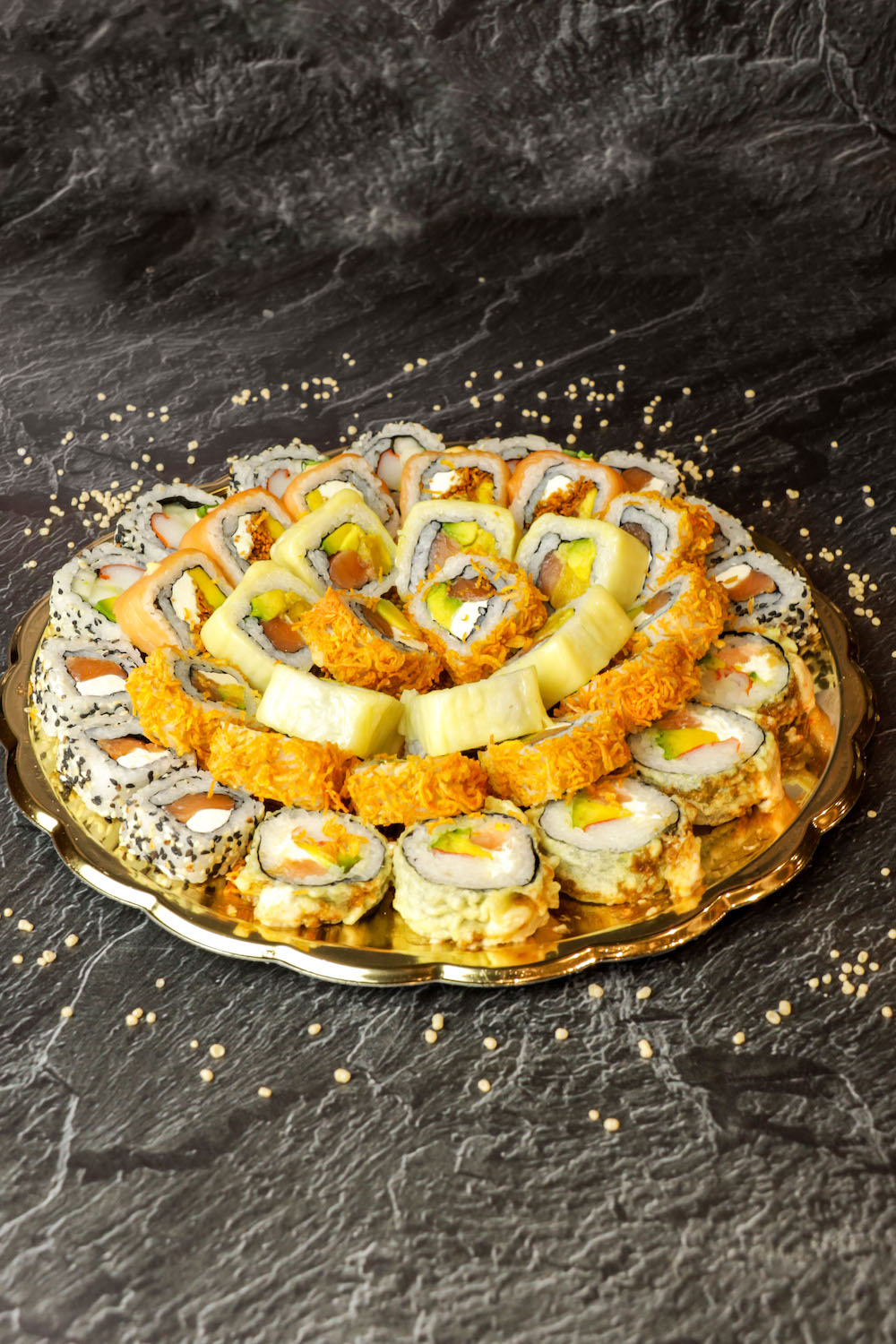 Bandeja redonda de sushi variado para compartir
