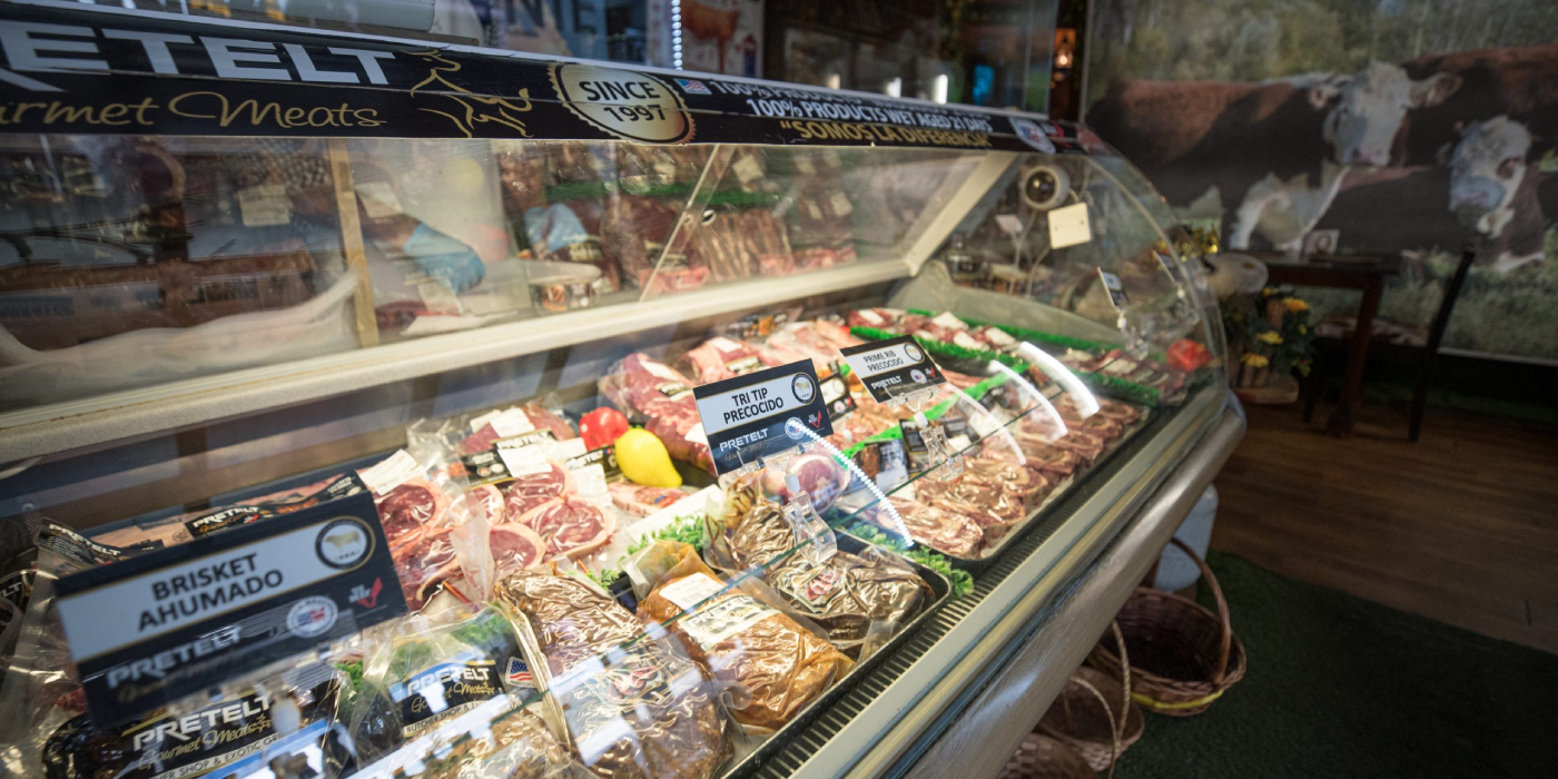Vitrina refrigerada del Butcher Shop de Pretelt con cortes empacados listos para llevar