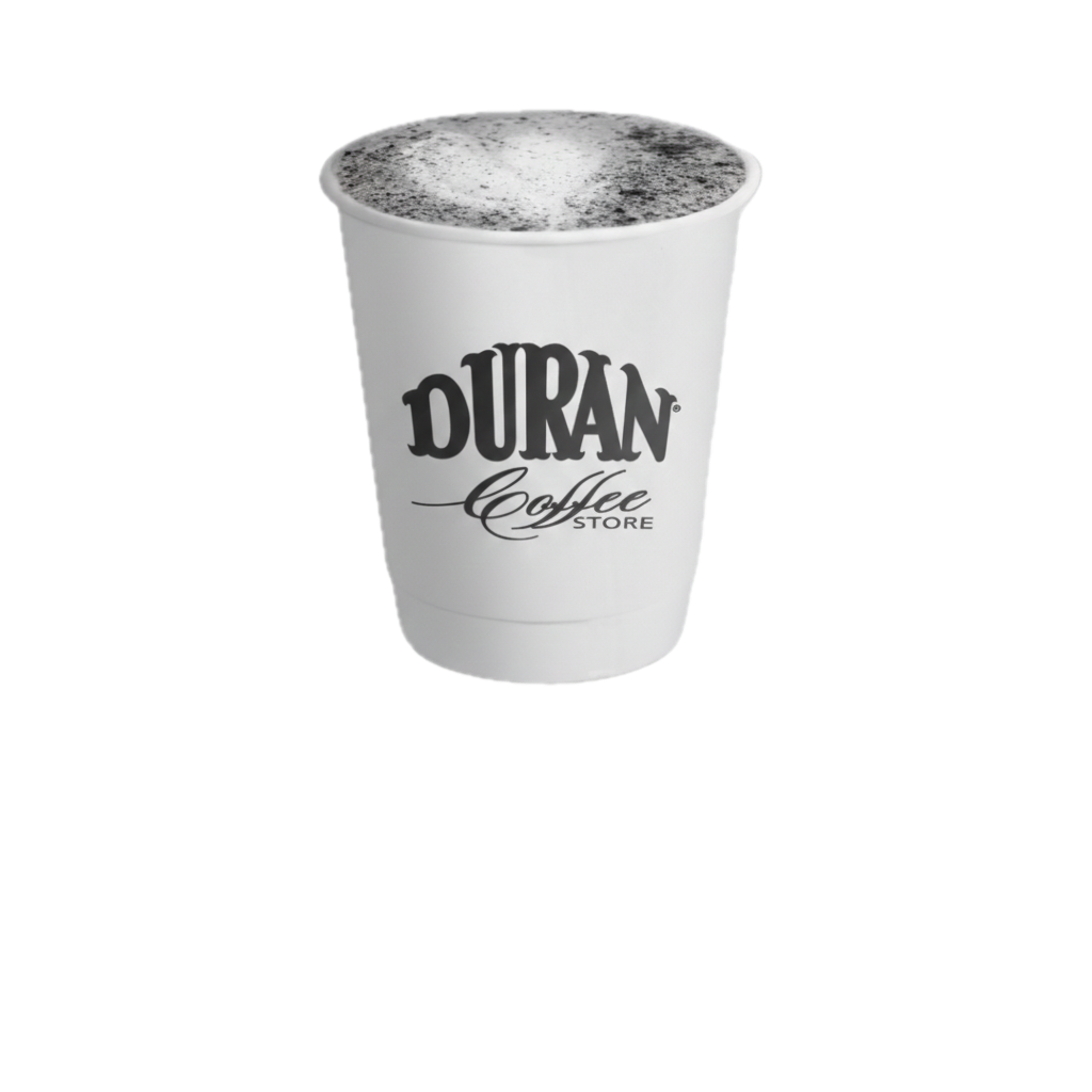 Café caliente con arte latte en vaso blanco con el logo Durán Coffee Store