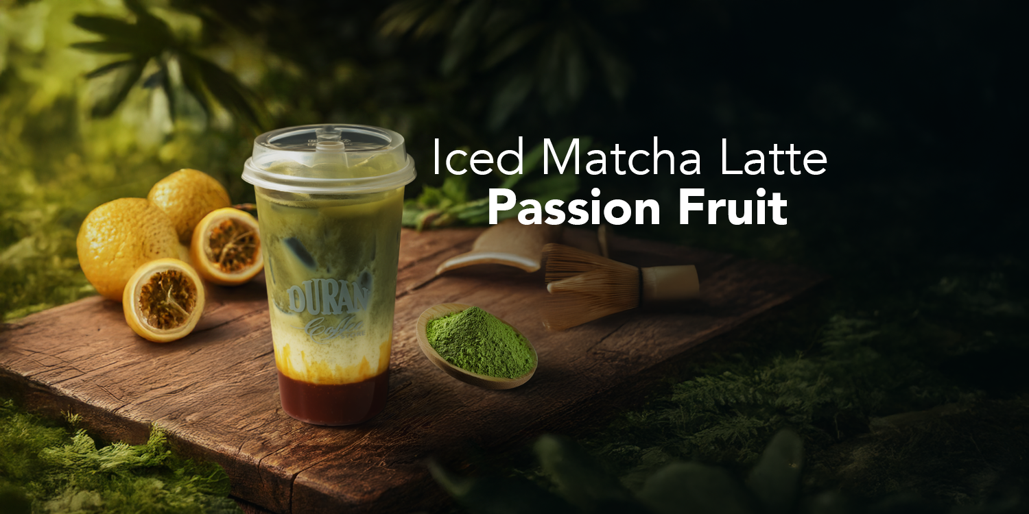 Iced Matcha Latte Passion Fruit de Durán Coffee Store sobre tabla de madera con maracuyá