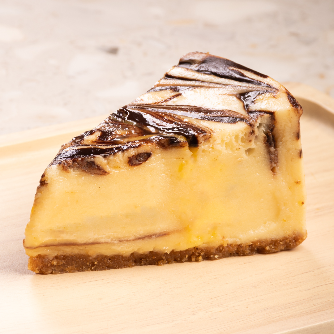 Porción de cheesecake marmoleado con chocolate