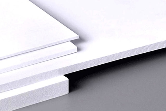 Planchas de PVC espumoso blanco apiladas