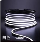 Rollo de manguera neón flexible encendida en blanco