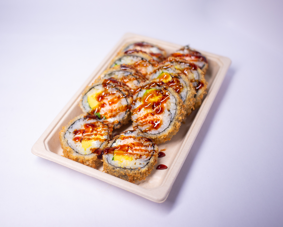 Cha de salmón roll de Quexopa Roll empanizado y bañado en salsas