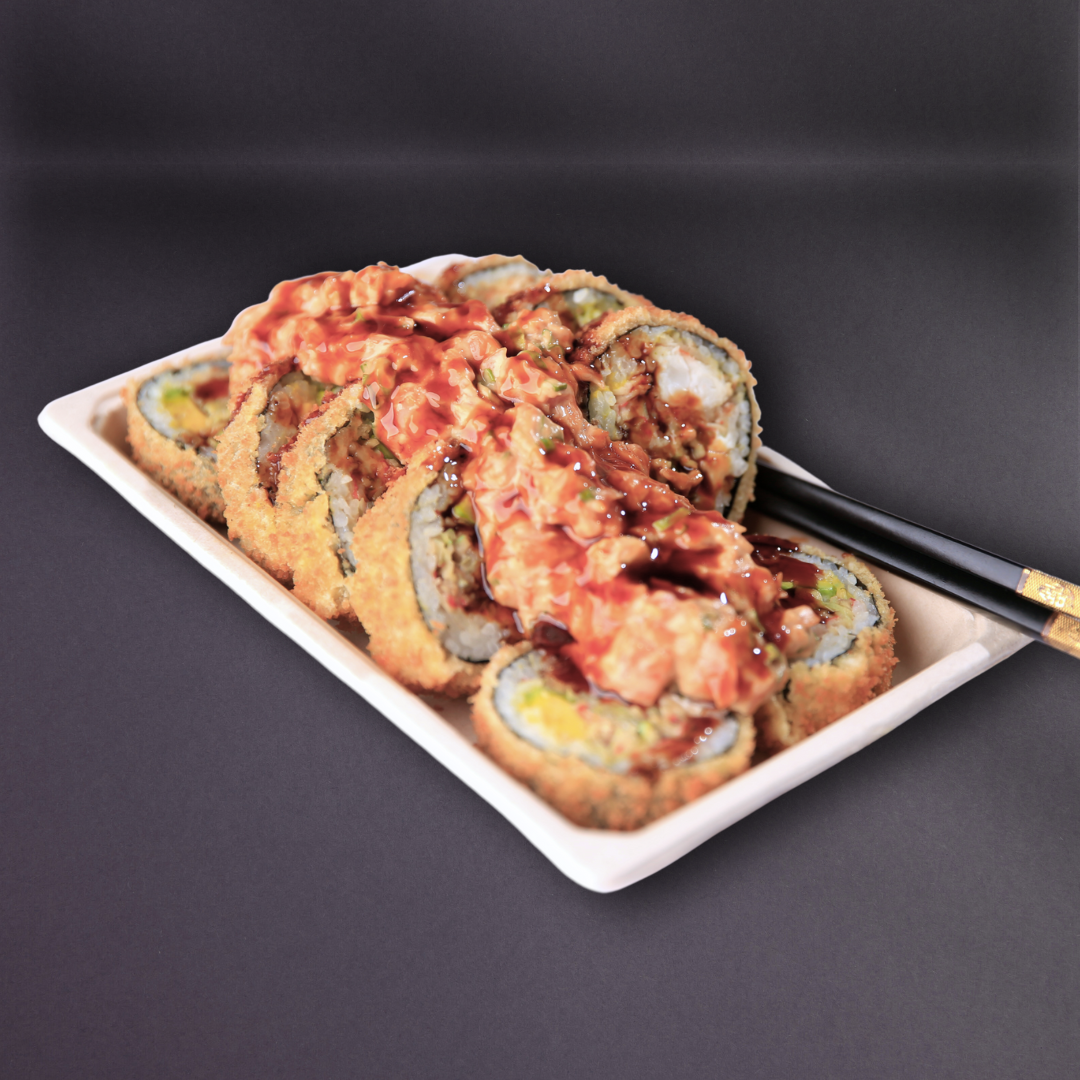 Dinamita roll cubierto de topping crujiente con palillos