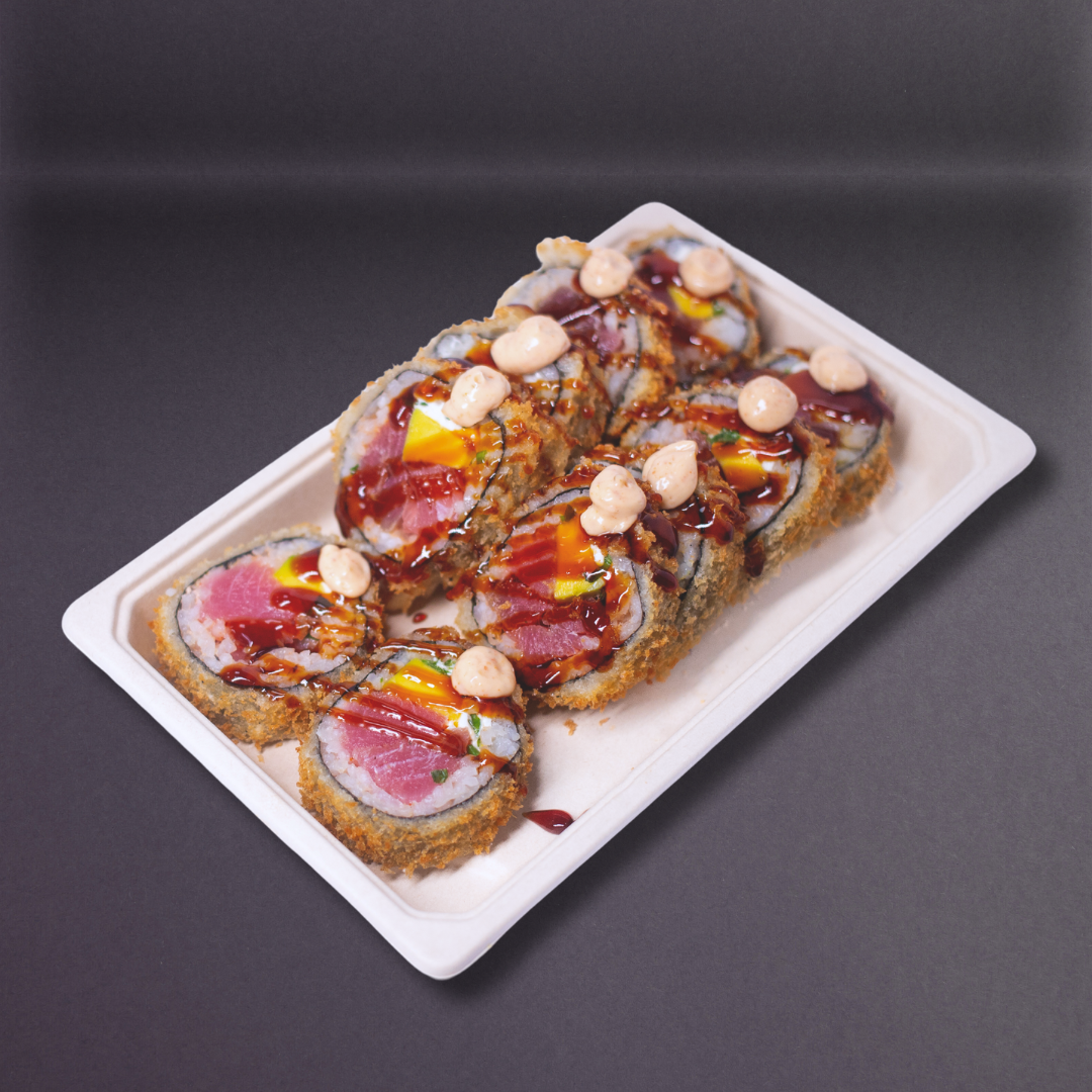 Hot crispy roll con salsa spicy y anguila sobre bandeja blanca