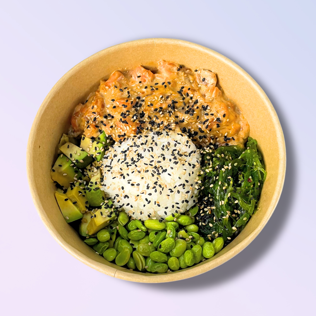 Poke bowl de Zalada visto desde arriba con edamame, wakame, aguacate y ajonjolÃ