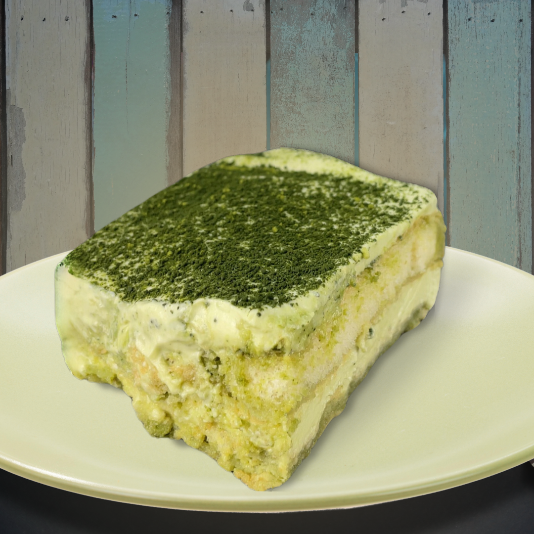 Porción de postre de capas espolvoreado con matcha