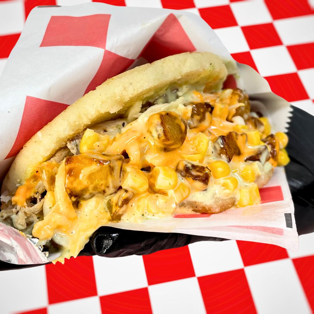 Arepa rellena con pollo, maíz y queso
