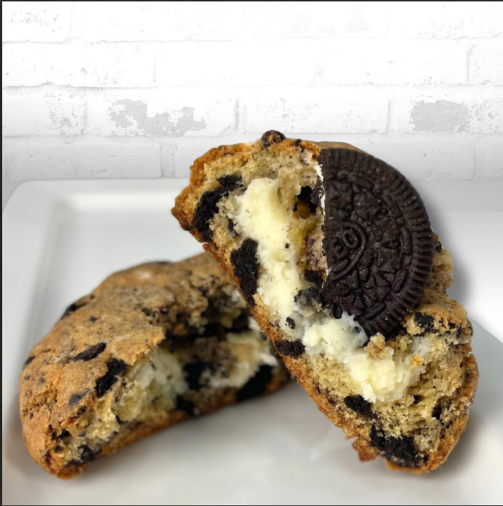 Galleta rellena de crema con trozos de galleta de chocolate