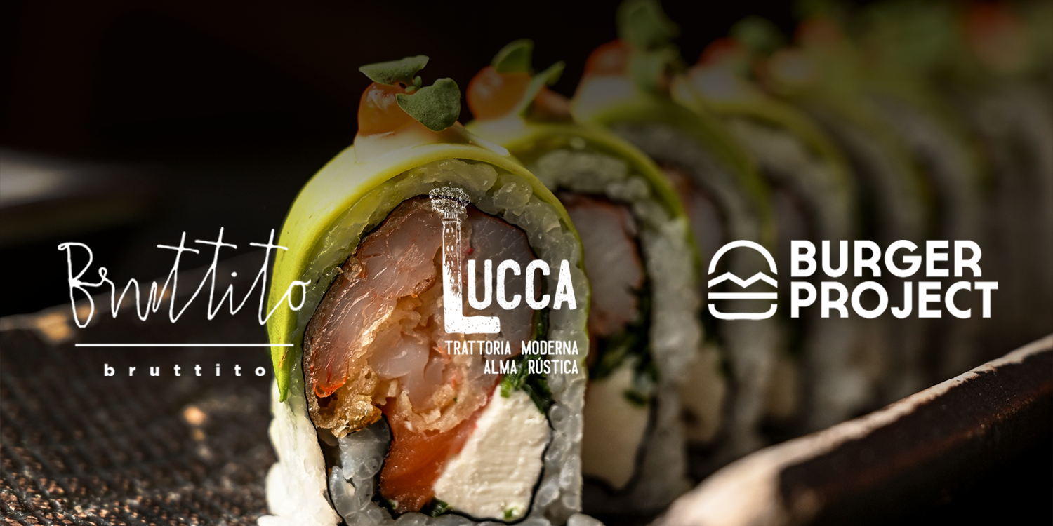 Roll de sushi de Bruttito con salmón, aguacate y queso crema sobre una tabla oscura