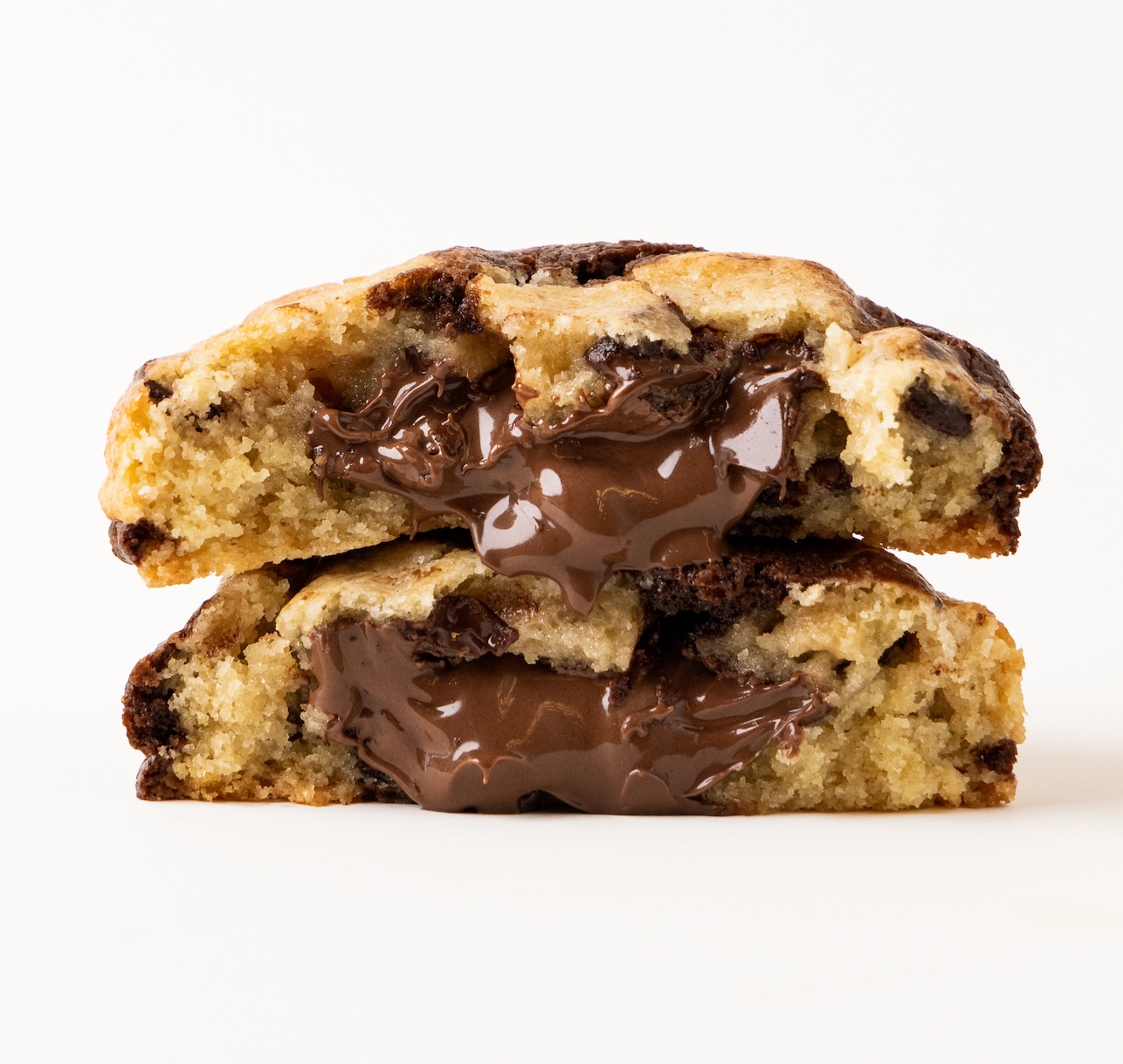 Tres cookies de Chunk apiladas y partidas por la mitad con relleno de chocolate cremoso