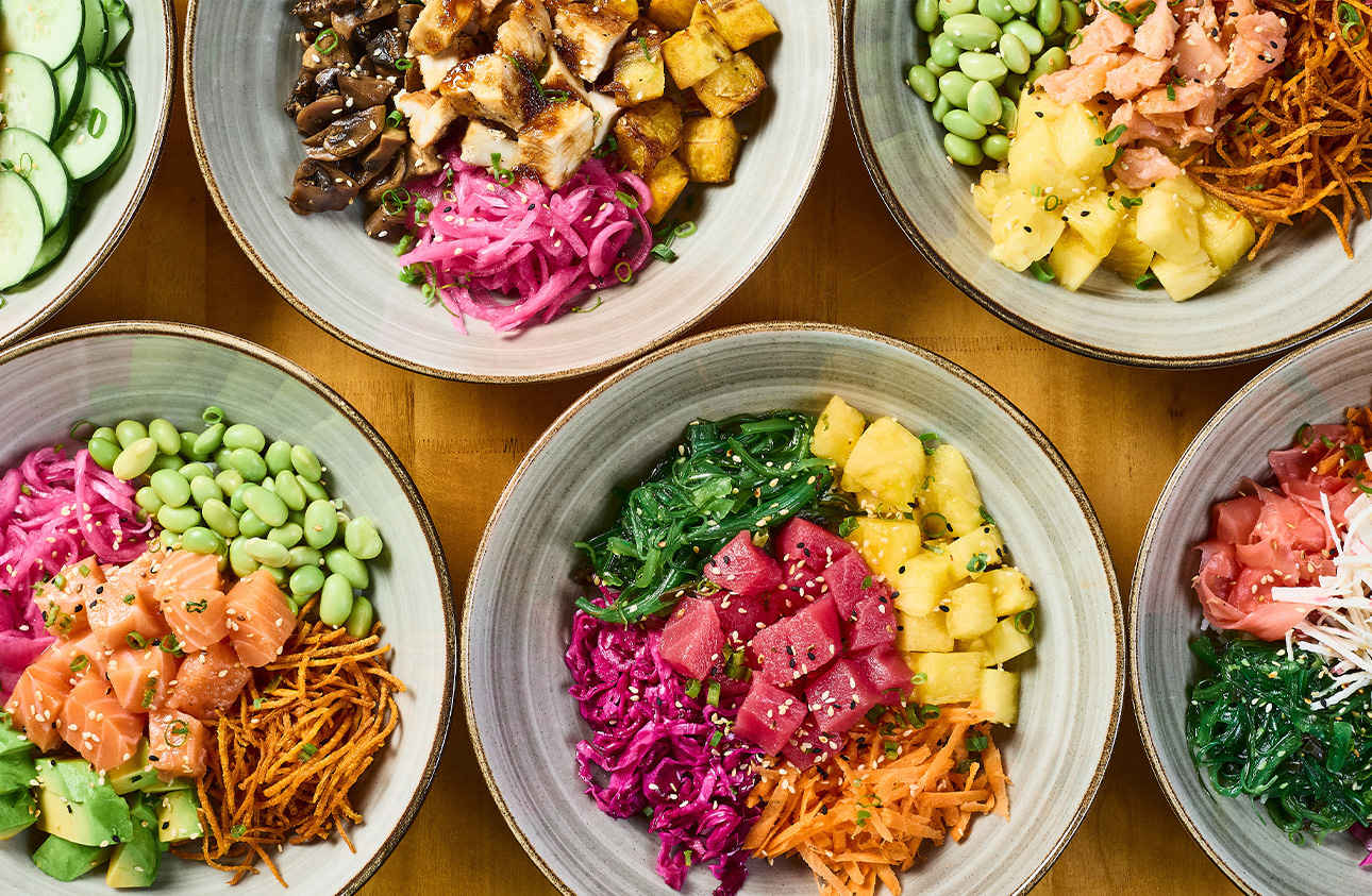 Bowls de poké con atún, salmón, edamame, mango y algas