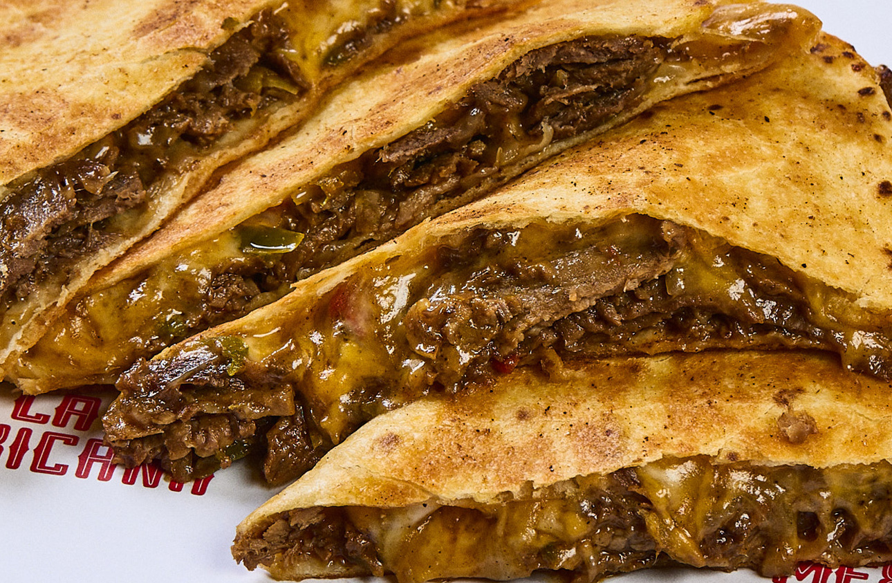 Quesadillas de carne con queso fundido