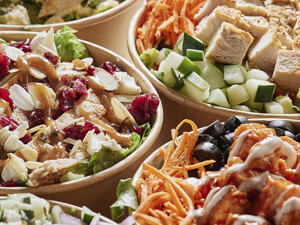 Ensaladas de Green con pollo, arándanos y almendras