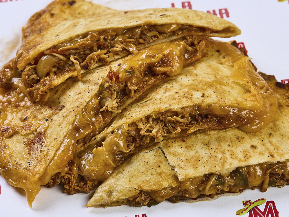 Quesadillas de La Mexicana con carne deshebrada y queso fundido