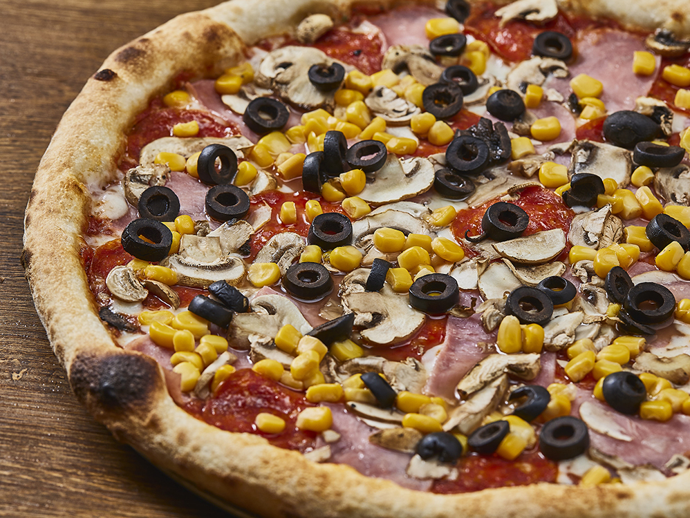 Pizza artesanal de Massa con jamón, hongos, maíz y aceitunas