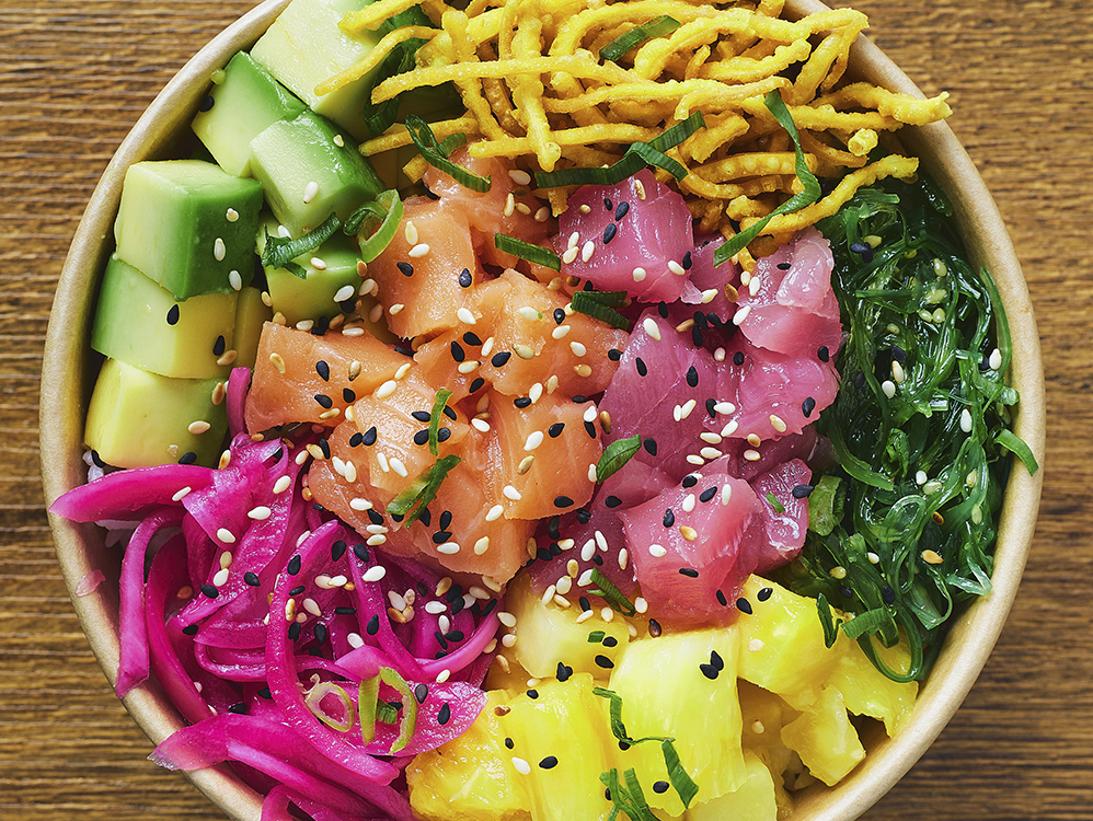 Poké de Ohana Poke con salmón, atún, aguacate, mango y algas