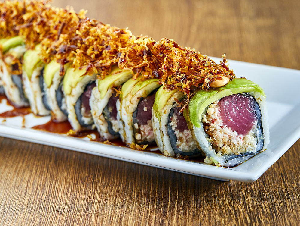 Roll de sushi de Kabuto con aguacate, atún y topping crujiente
