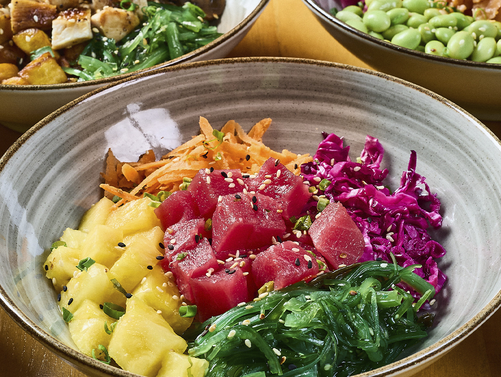 Poké de Pokecito con atún, piña, repollo morado y algas
