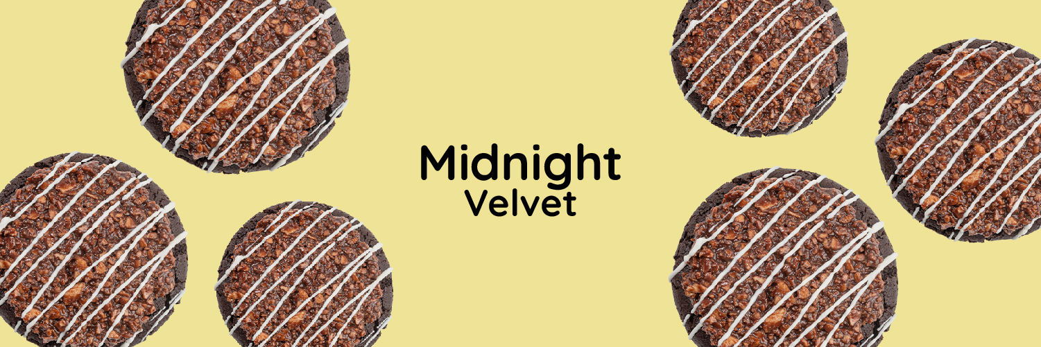 Galletas Midnight Velvet de chocolate oscuro con hilos de glaseado blanco