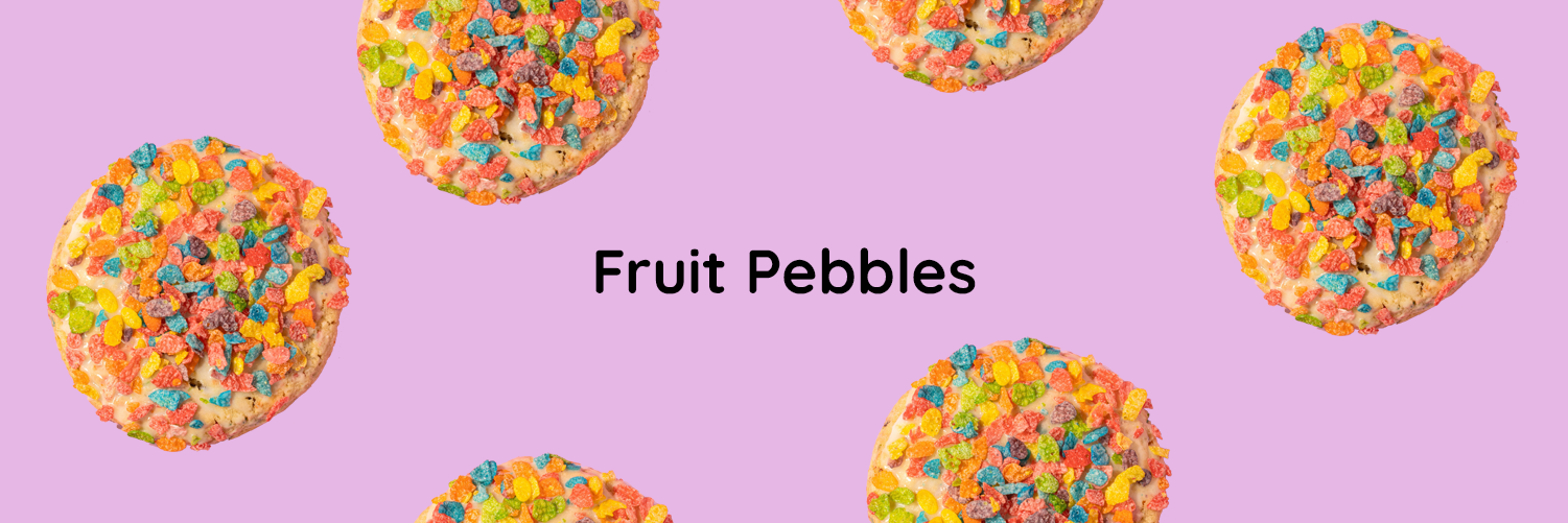 Galletas Fruit Pebbles cubiertas de cereal de colores sobre fondo lila
