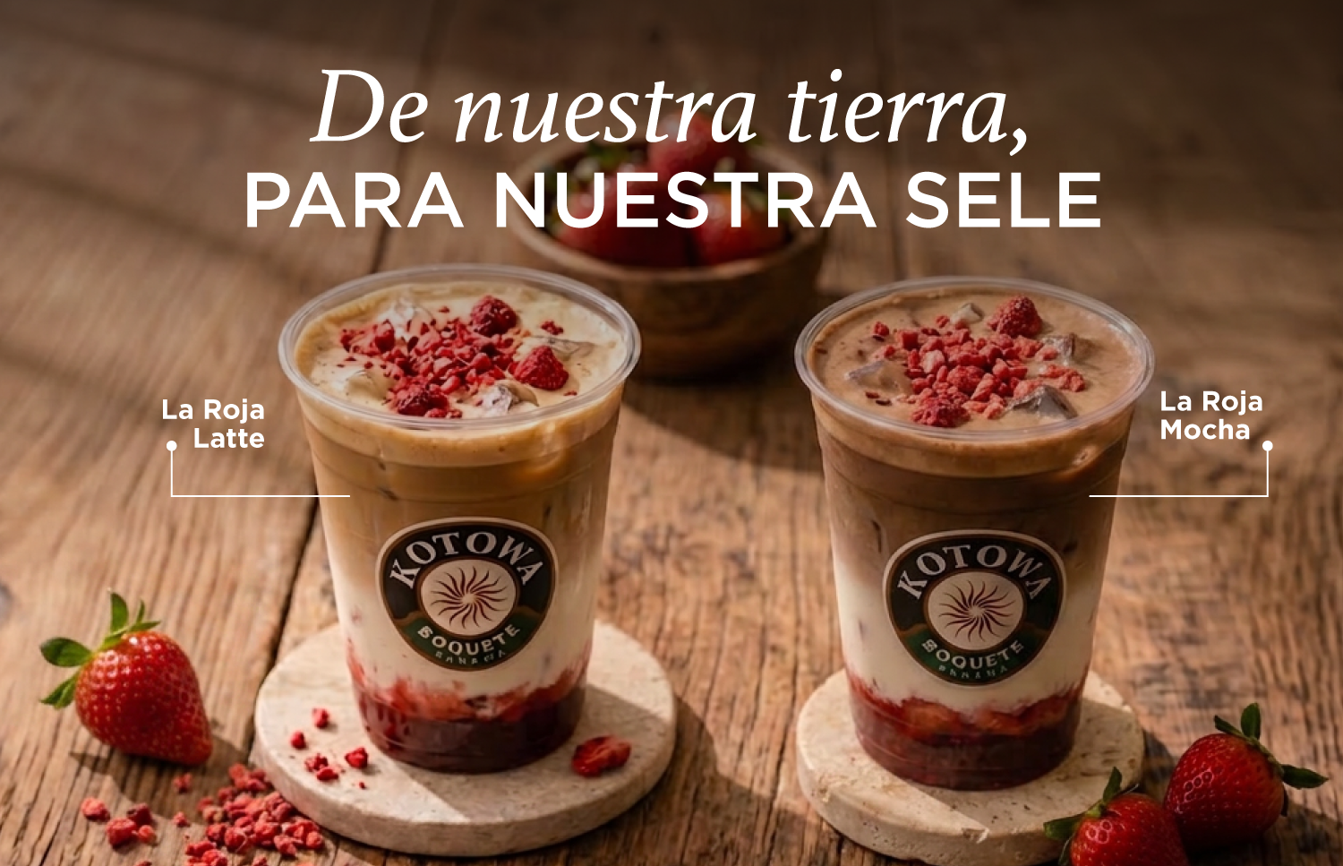 La Roja Latte y La Roja Mocha de Kotowa con fresas sobre una mesa de madera