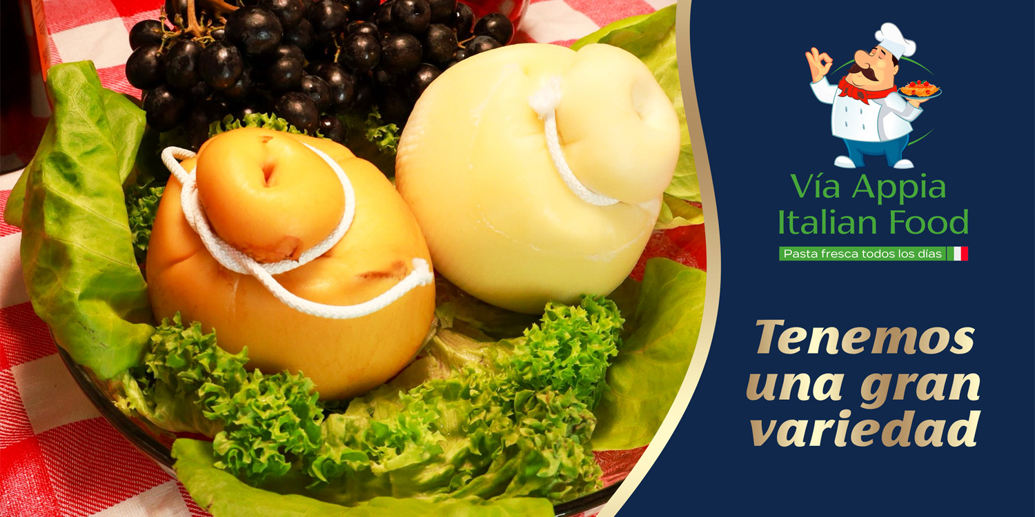 Quesos tipo caciocavallo con uvas sobre lechuga. Banner de Vía Appia: tenemos una gran variedad