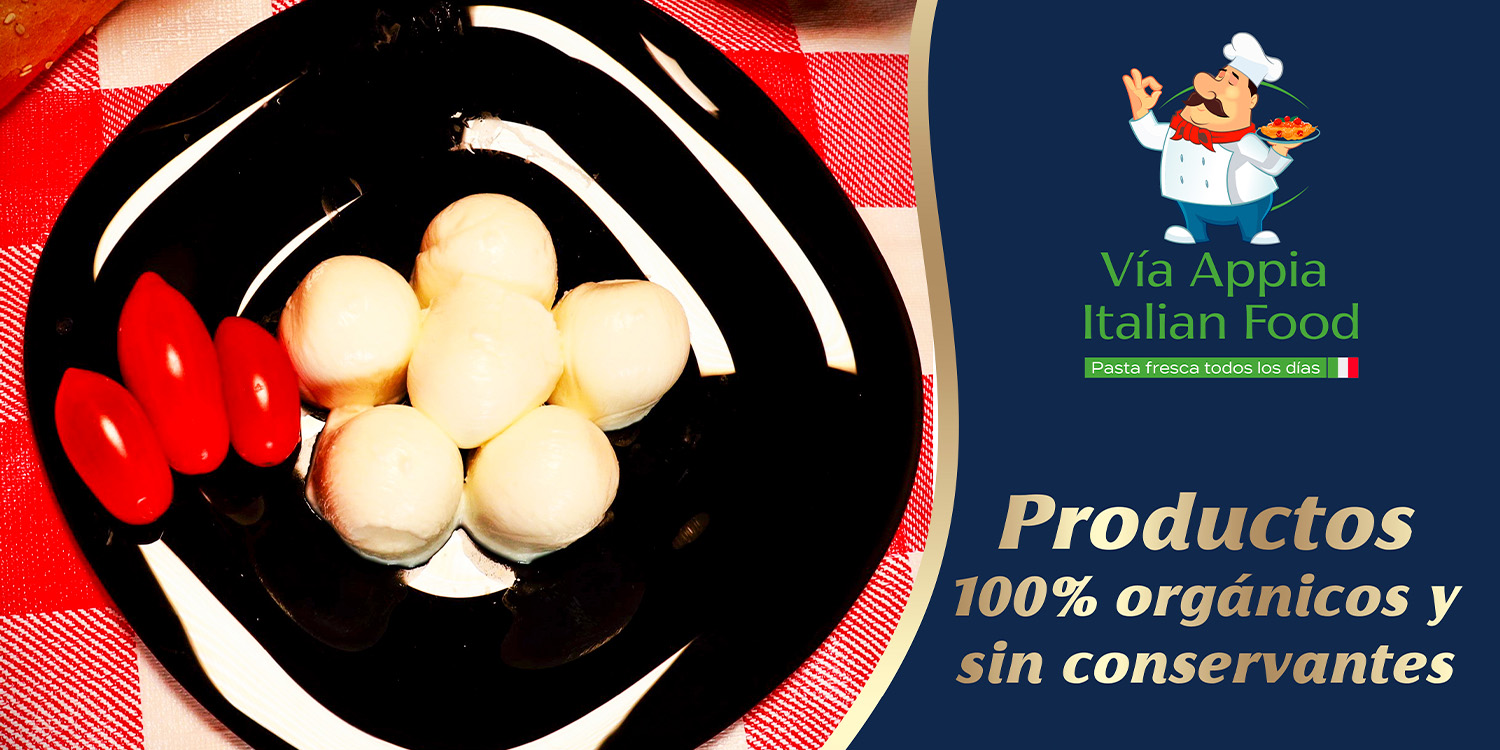 Bocconcini de mozzarella fresca con jitomates cherry en plato negro