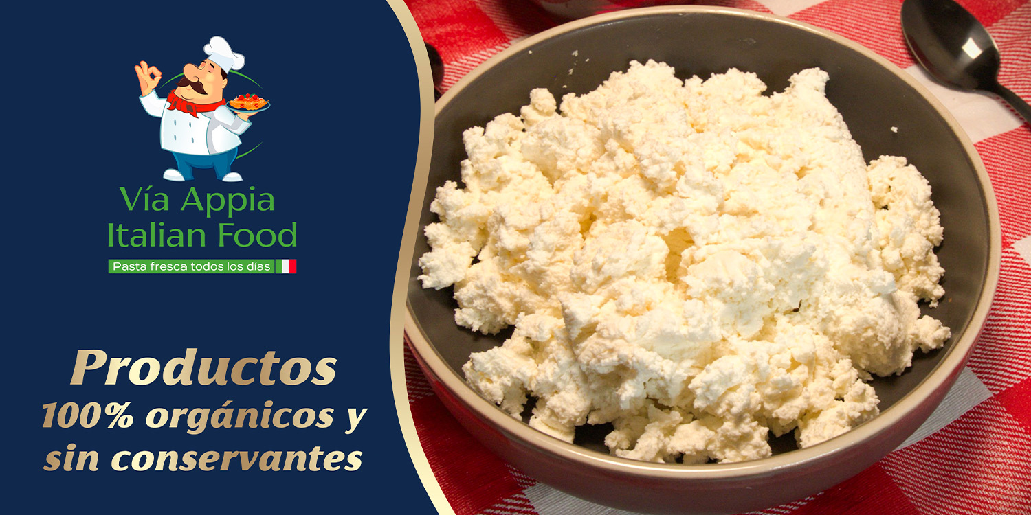 Tazón con ricotta fresca sobre mantel de cuadros rojos