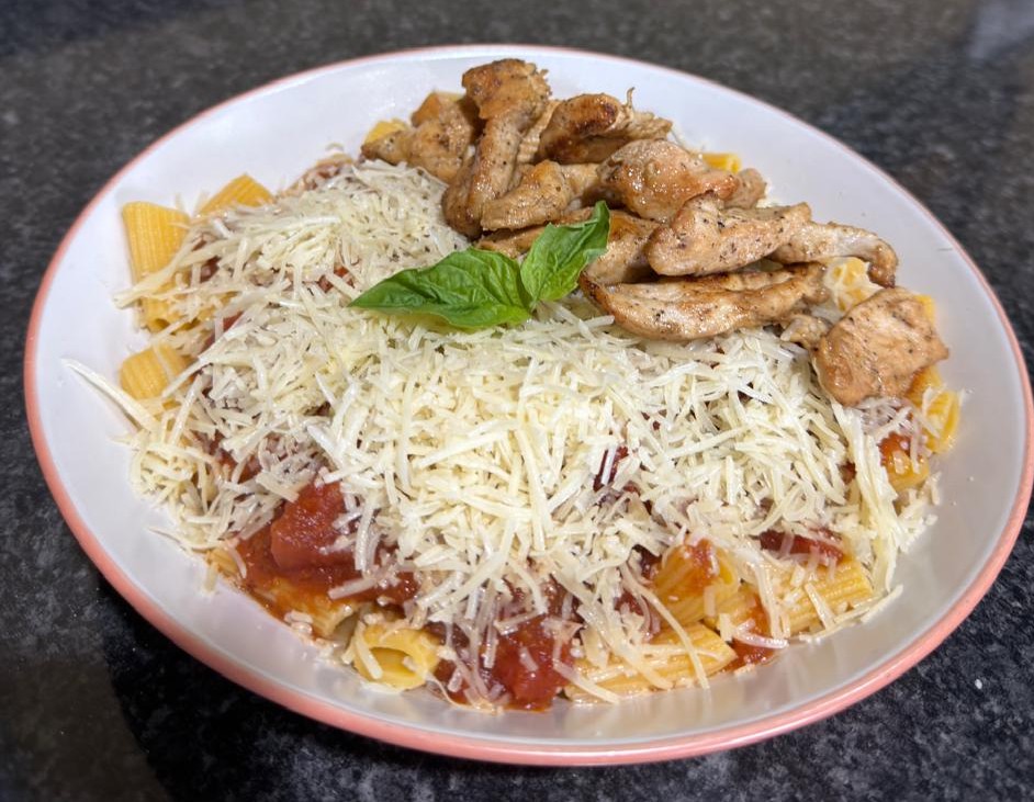 Rigatoni con salsa de jitomate, pollo a la plancha, parmesano y albahaca