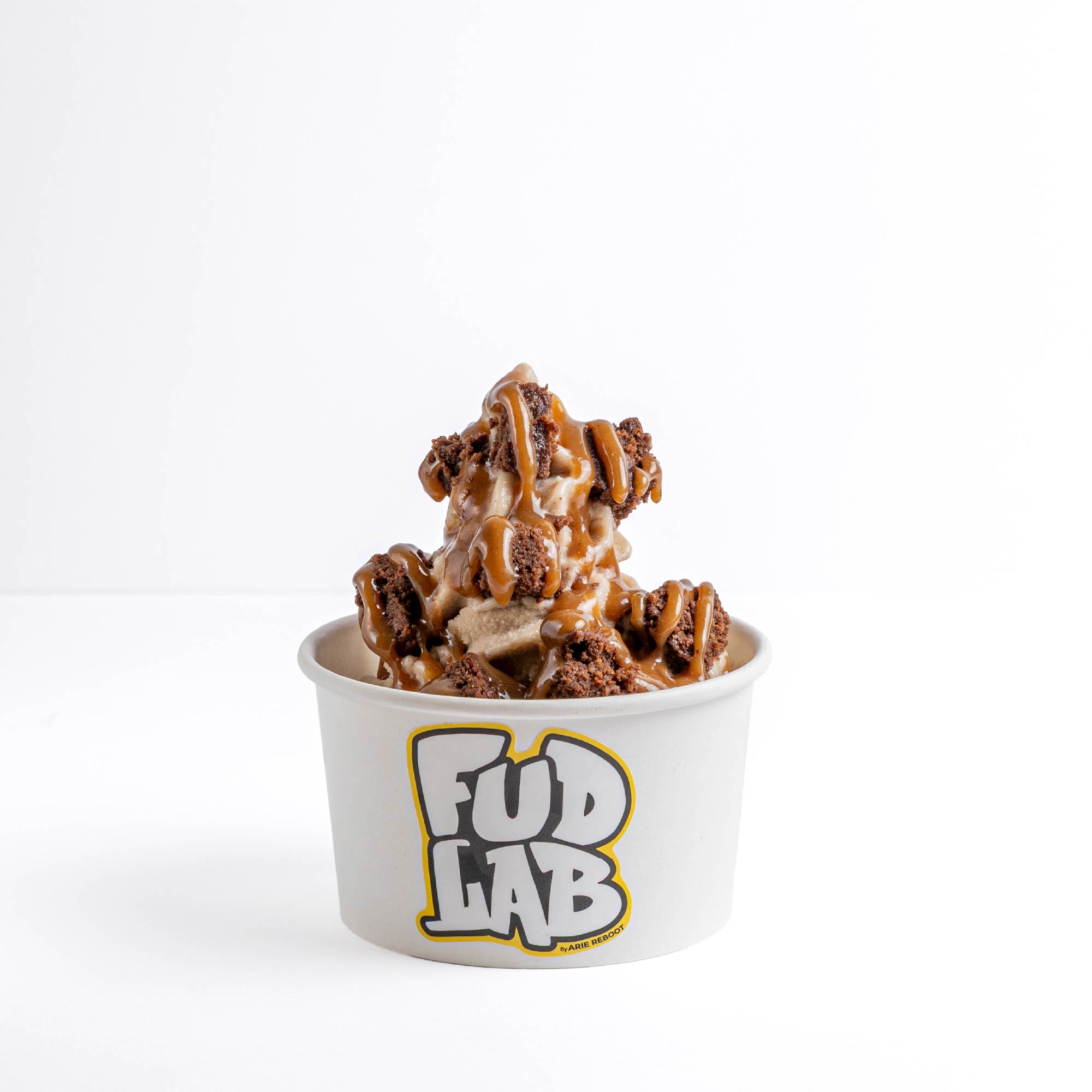 Helado FudLab con trozos de brownie y salsa de dulce de leche