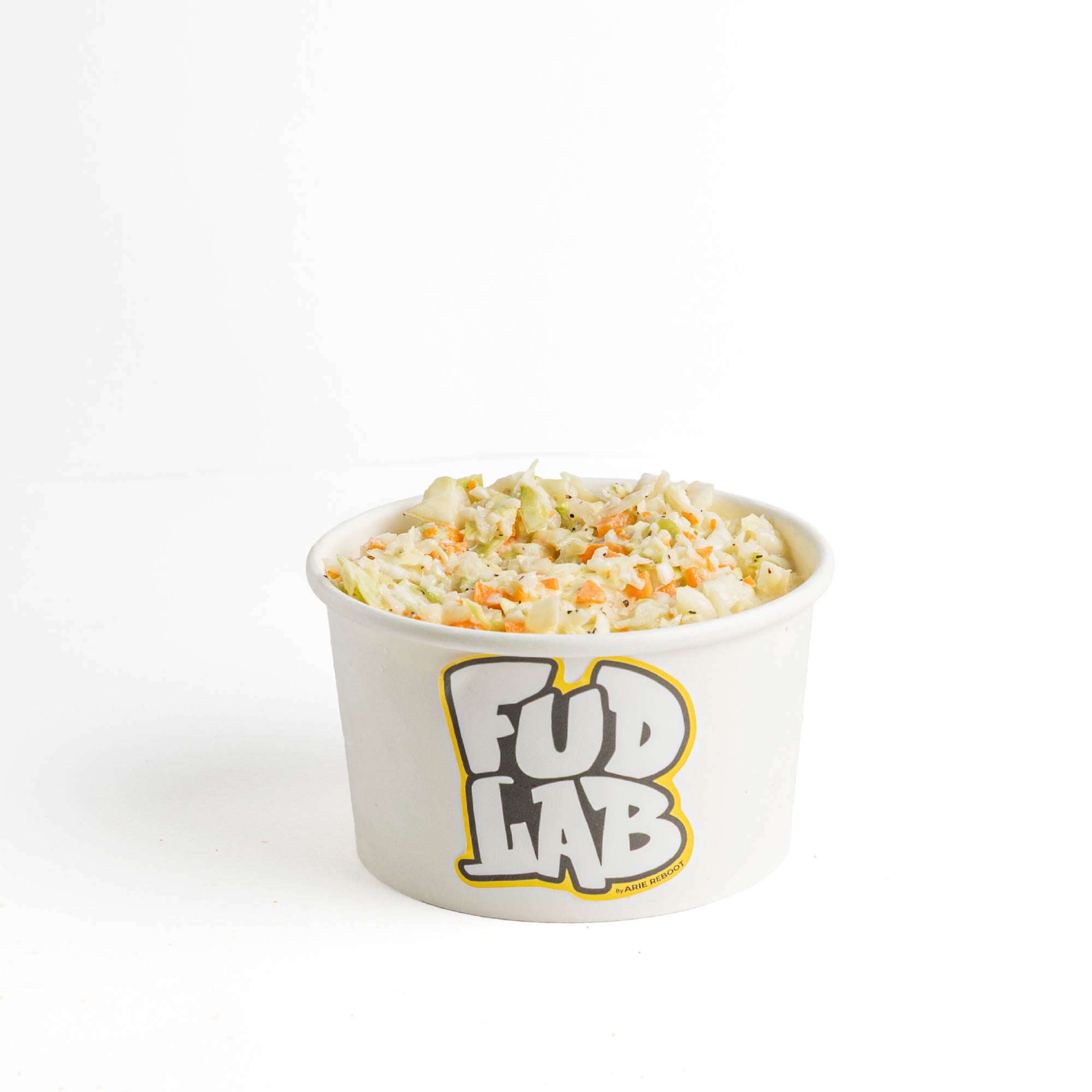 Coleslaw FudLab servido en vaso con el logo de la marca