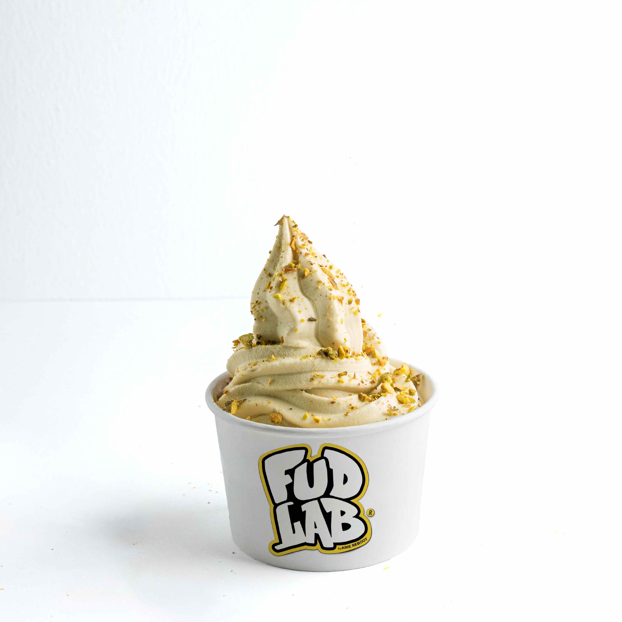 Helado de pistacho FudLab en vaso con trozos de pistacho