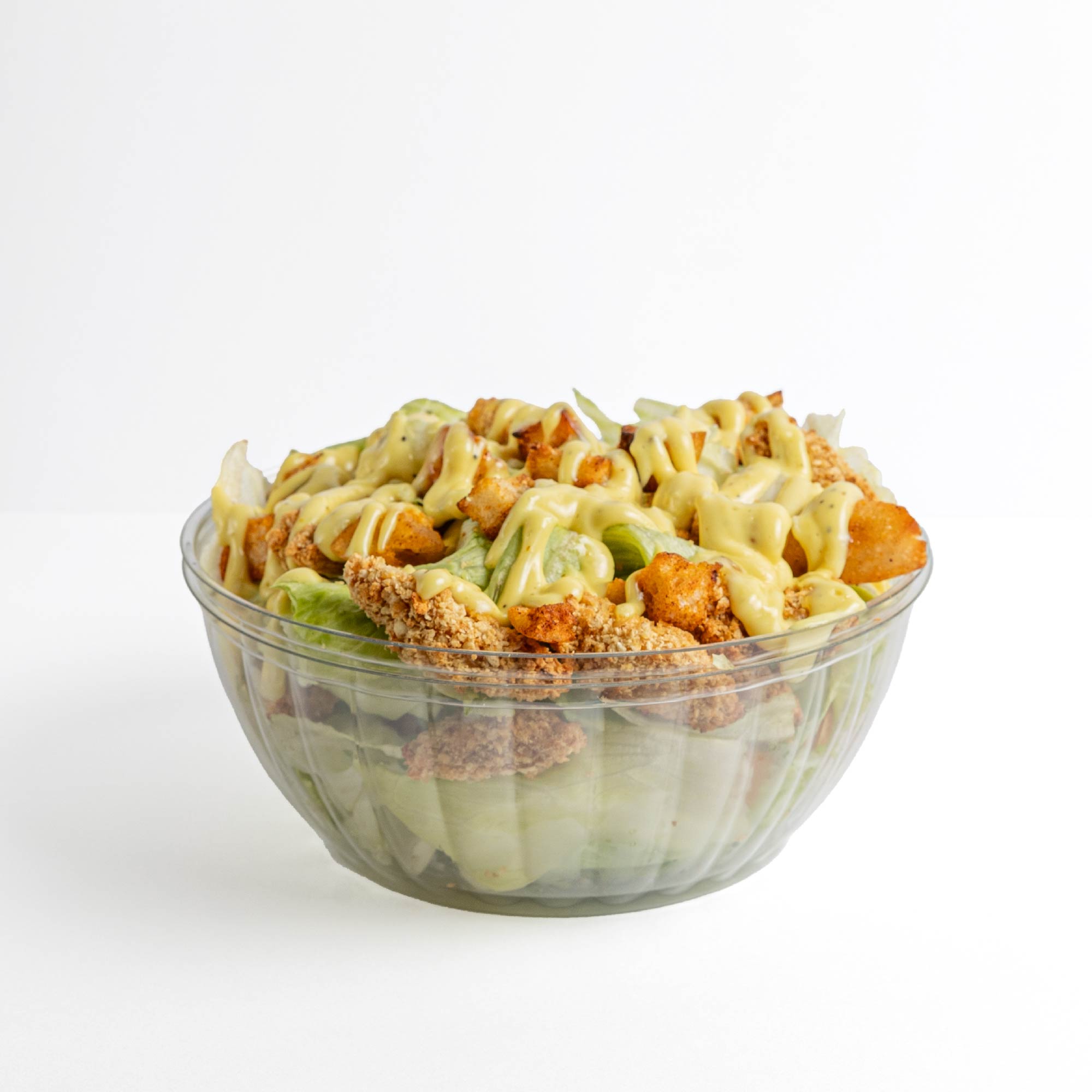 Ensalada FudLab con pollo crujiente, lechuga y aderezo en bowl