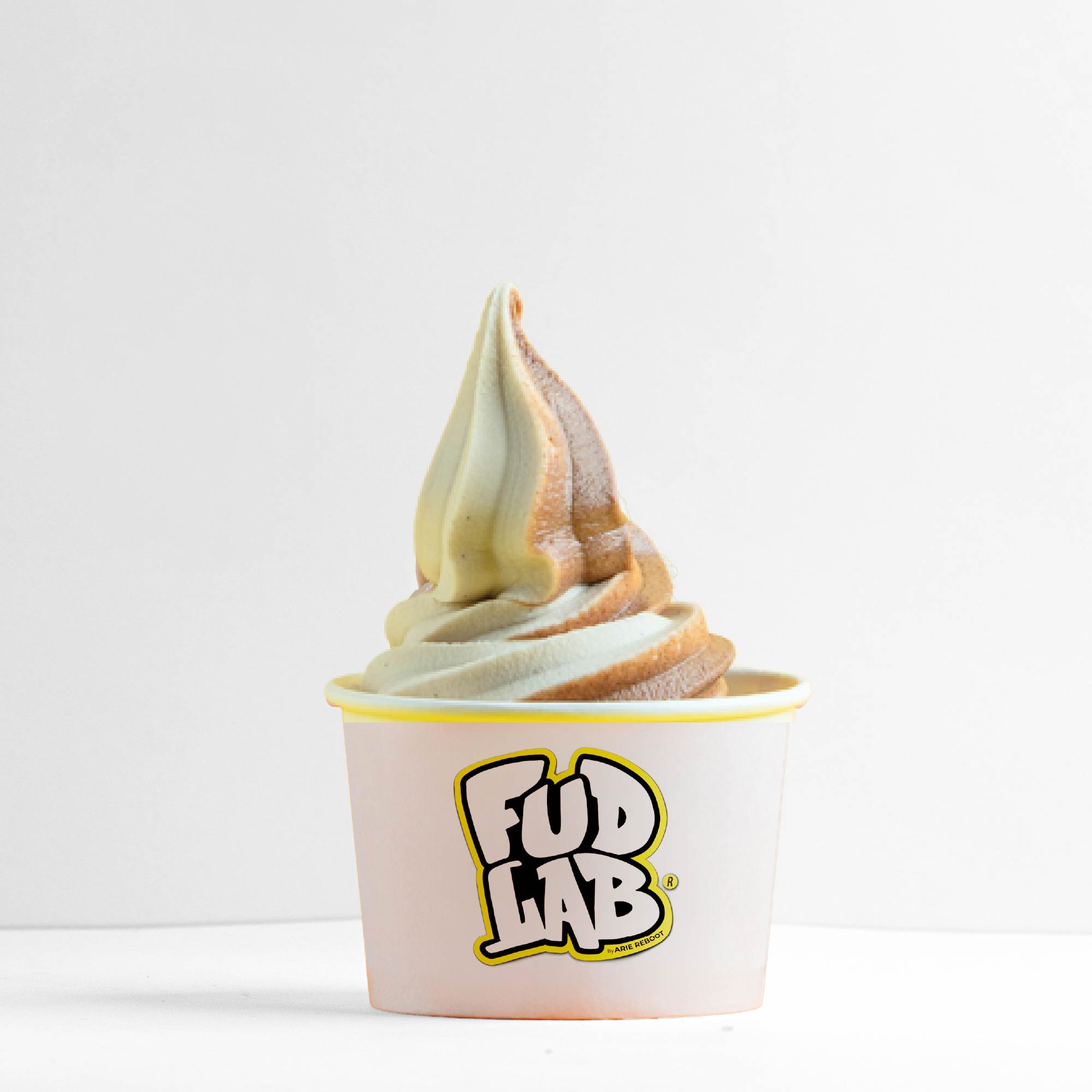 Froyo FudLab en espiral servido en vaso con el logo