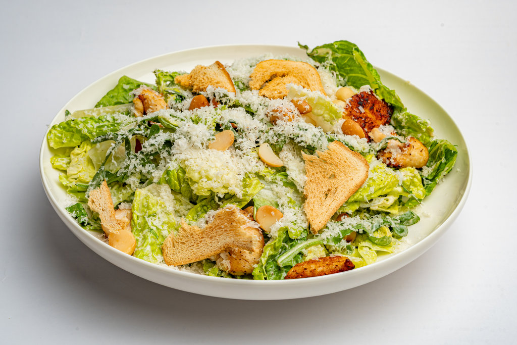 Ensalada césar con crutones, pollo y parmesano