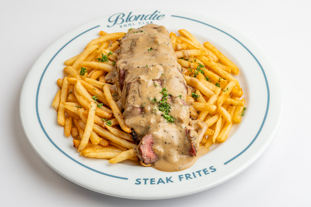Steak frites con salsa cremosa y papas en plato Blondie