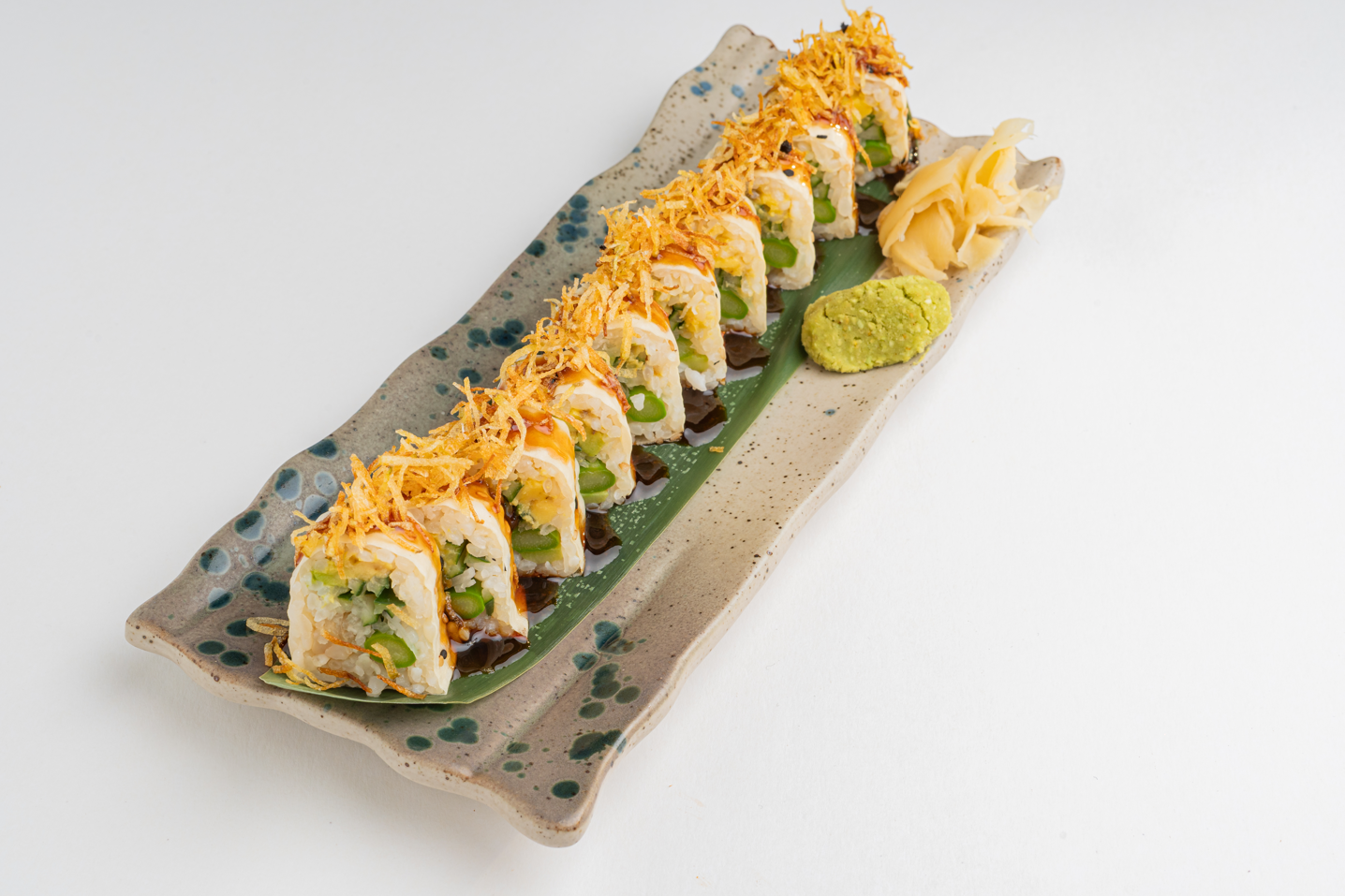 Maki crujiente con salsa de soya, jengibre y wasabi