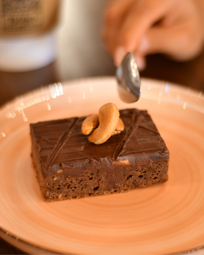 Brownie de chocolate con nuez en un plato de cerámica