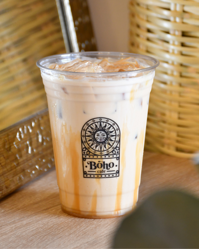 Café frío con leche y caramelo en vaso de Boho Cafe