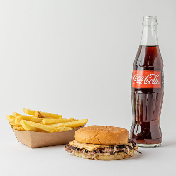 Combo de Miss Patty Bam Bam: smash burger, papas fritas en bandeja de cartón y Coca-Cola de vidrio