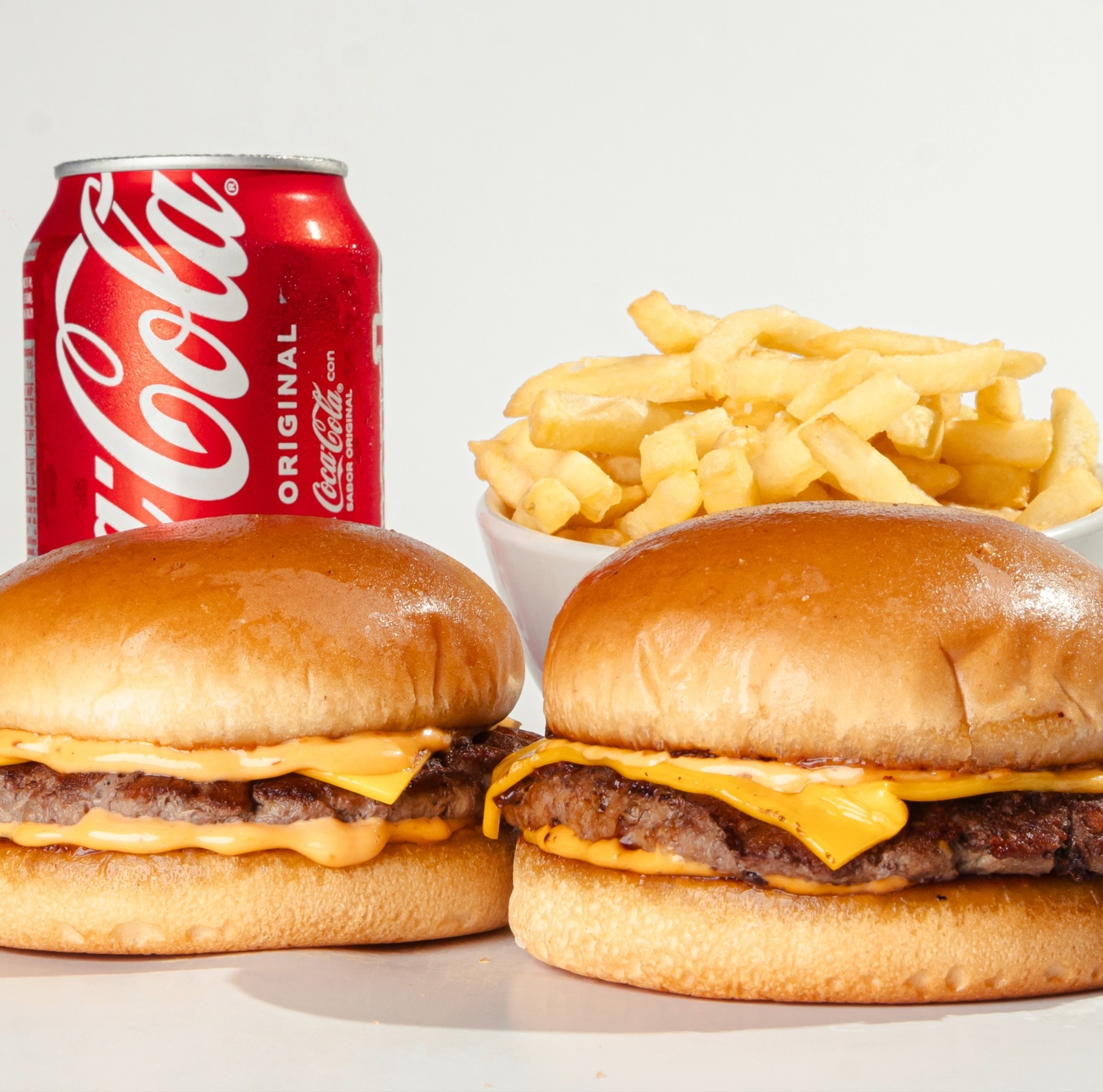 Combo de dos hamburguesas con queso, papas fritas y Coca-Cola