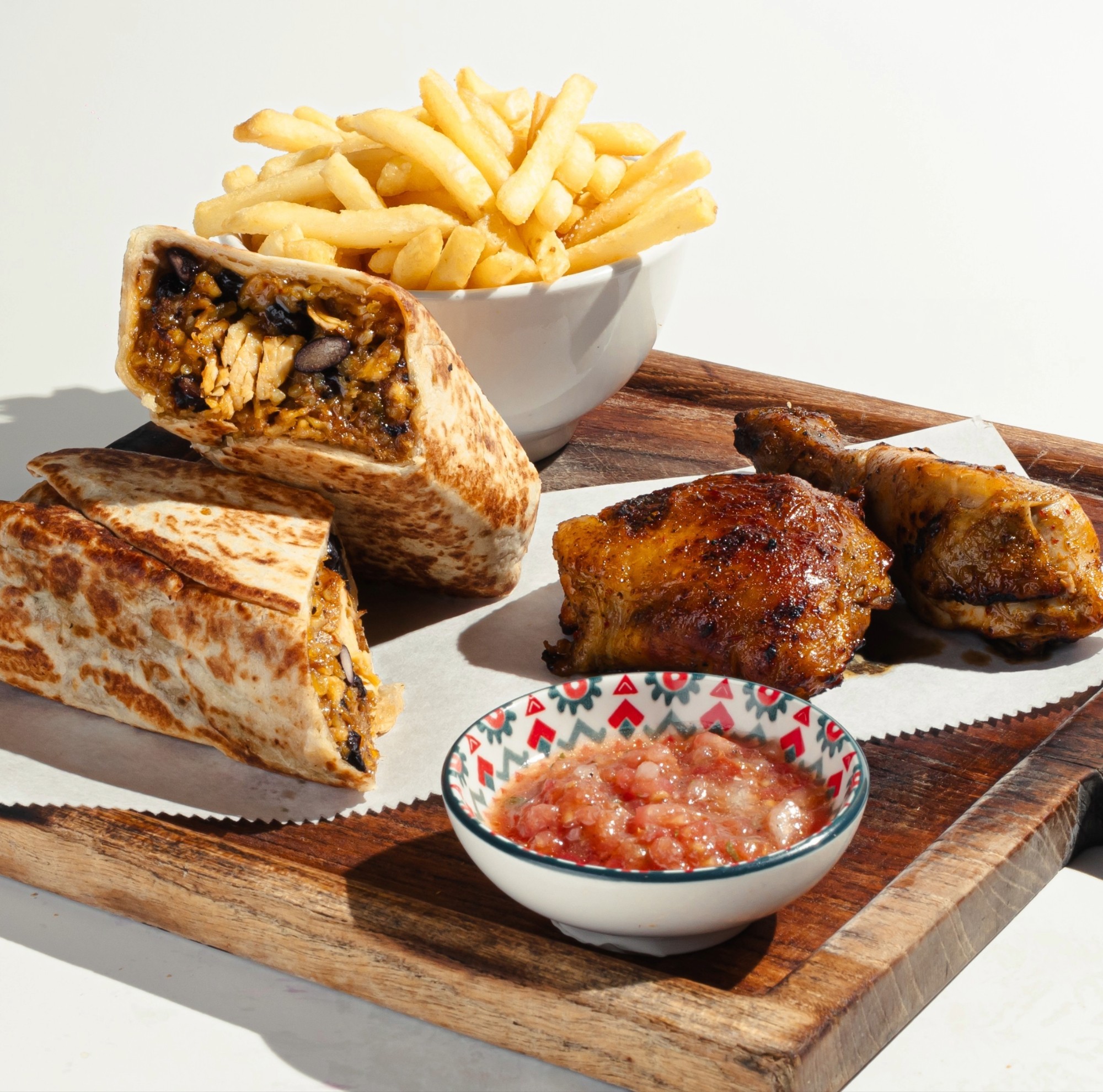 Burrito, pollo asado, papas fritas y pico de gallo
