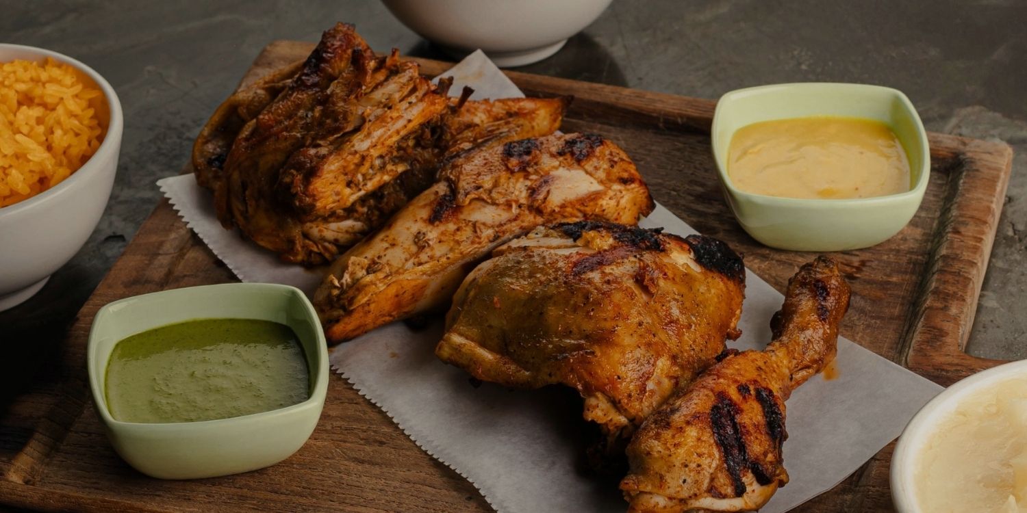 Salsa verde y salsa amarilla junto a pollo asado
