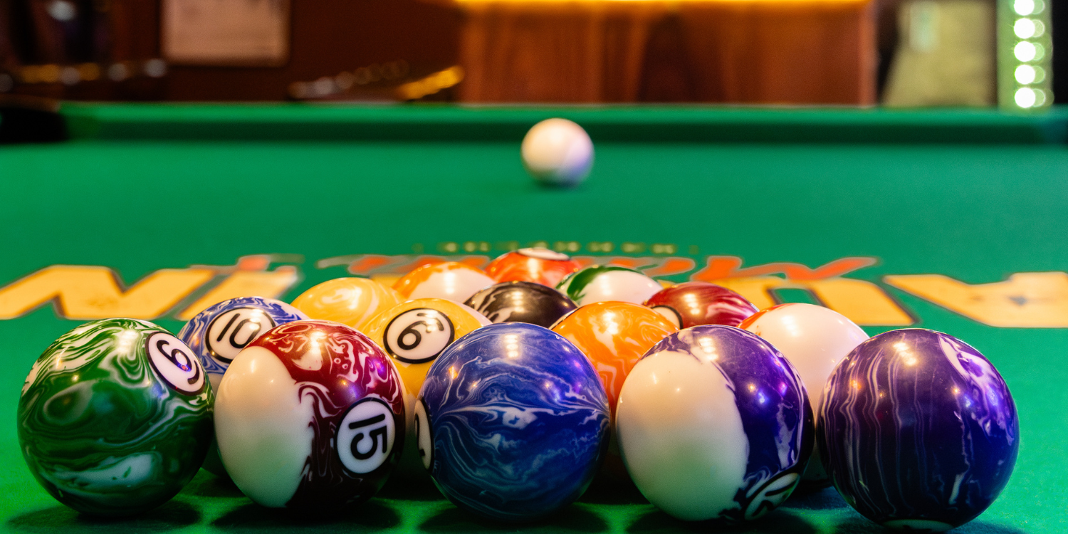 Mesa de billar con bolas acomodadas lista para jugar