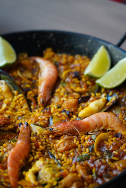 Paella de mariscos con langostinos, mejillones y limón