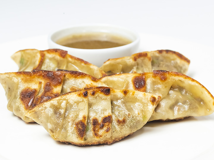Gyozas doradas de Laoban con salsa para mojar